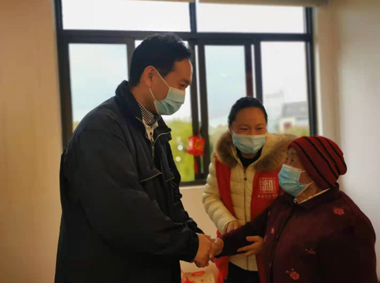 元宵一盏灯 捻亮老人心