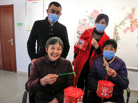 元宵一盏灯 捻亮老人心