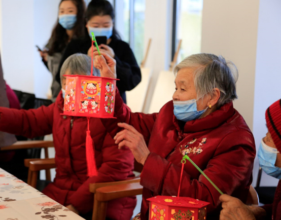 元宵一盏灯 捻亮老人心